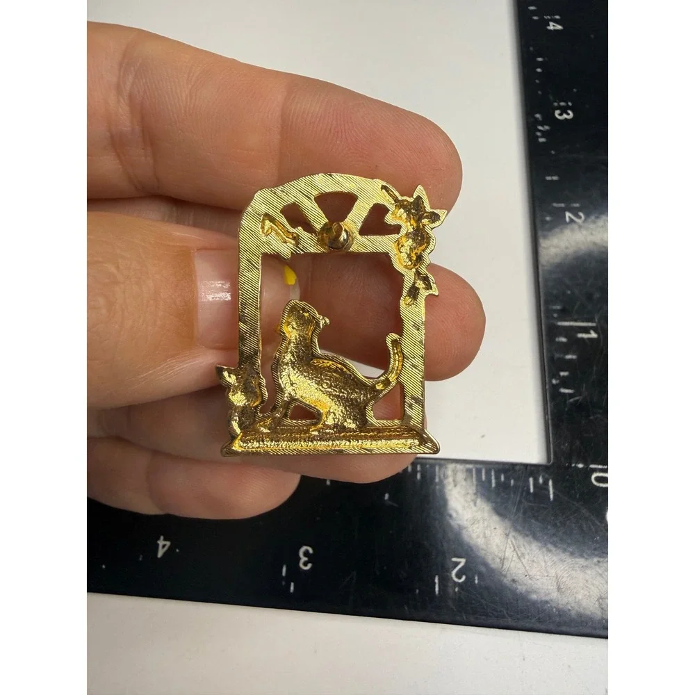 Gold Tone Cat in Window Rose Frame Lapel Pin Whimsical Animal Jewelry